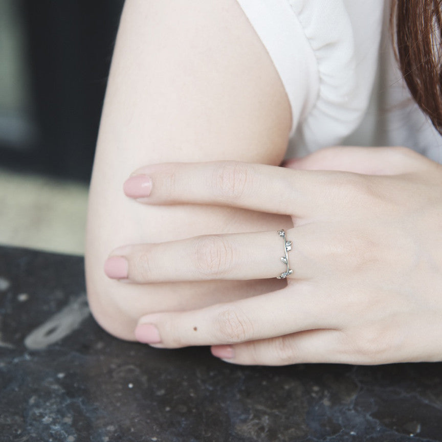 Delicate Branch Ring - BE.ARUM
- 3