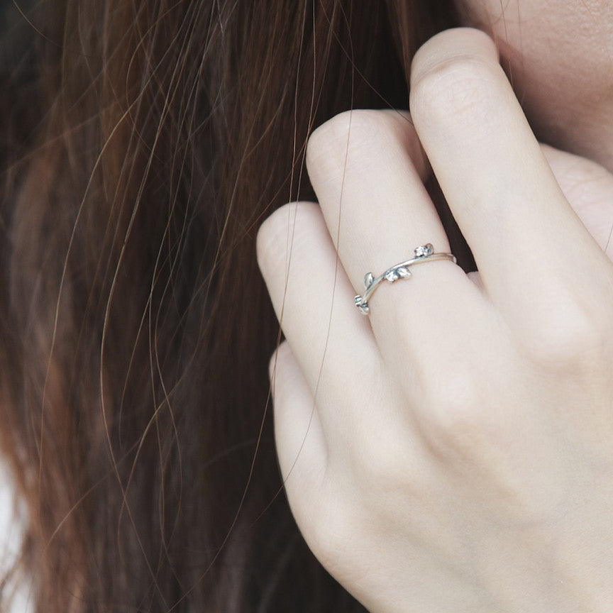 Delicate Branch Ring - BE.ARUM
- 4